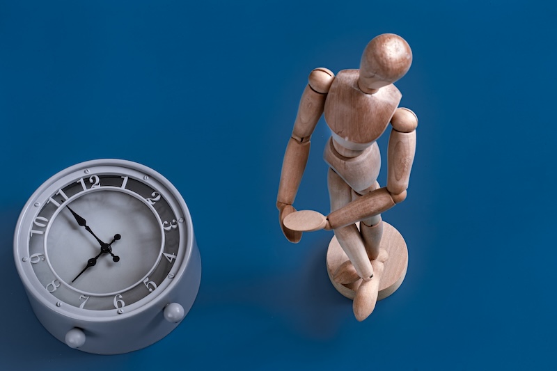 Träfigur och klocka